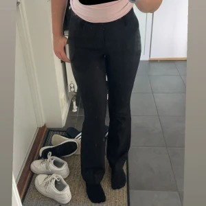 Kostymbyxor  - Säljer mina högmidjade kostymbyxor för att jag har växt ur dom. Dom är i ett bra skick o passar till allt💓