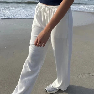 linnebyxor  - säljer nu mina linnebyxor från brandy melville då de är lite för långa för mig 😭 dom är använda vid 1 tillfälle och inte genomskinliga alls!! hör av er vid frågor ❤️ OBS: dom är i storlek onesize men jag skulle säga att de passar mellan S-L