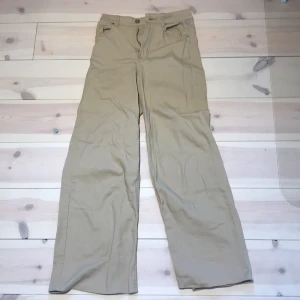 Beige byxor - Beige byxor som jag säljer på grund av att jag inte använder dem🤎. De är högmidjade tygbyxor💕. Har endast provat men inte använt dem så i nyskick. 