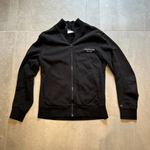 Svart zip tröja från Calvin Klein - Svart tröja från Calvin Klein. Riktigt bra skick. Hör av dig vid frågor eller funderingar!