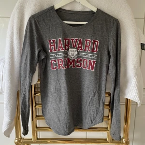 Långärmad tröja - Långärmad äta tröja ifrån Harvard, lite smutsig men den kan tvättas innan den skickas om man vill