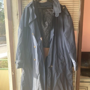 Hugo Boss Trenchcoat  - Hugo boss trench i royal blue med alla original accessoarer och knappar  Passar bra som oversized m eller L