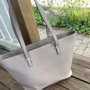 Grå/beige handväska - Stor rymlig axelväska med dragkedja! Utmärkt skick. Mycket praktisk väska då man får plats med ALLT!!