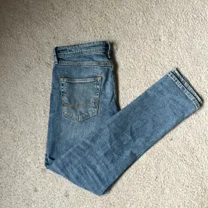 Tjenare jag säljer ett par Jack&jones jeans i storlek 29w 30l men det sitter som 28w 30l super bra skick skulle säga 8 av 10 tveka inte på att höra av dig om det är något du undrar!😍👌