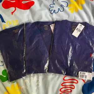 Tre stycken mörkblå Ralph Lauren T-shirts som är i orginalförpackning. Medium som passar på både kvinnor och män.  600 kr för alla tre och 250 kr styck.  Pris kan diskuteras💗