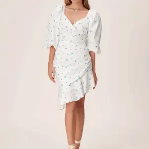 Säljer denna så fina klänning som liknar ett set från Adoore. Helt oanvänd med prislapp.🌸😍 Perfekt till midsommar osv