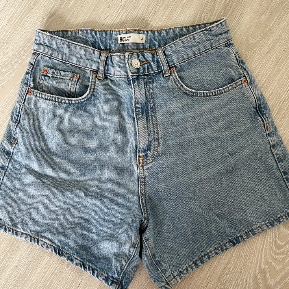 Ljusblåa denim/jeansshorts från Gina tricot! Storlek 36. Dessa shorts passar till allt och är därför mycket användbara, de har ledsamt nog blivit försmå för mig sen förra sommaren och säljes därför. För mer info/bilder går det bra att skicka 😽😽. Shorts.