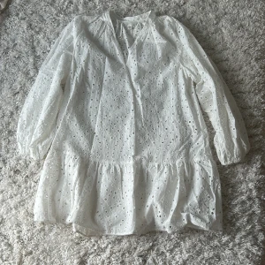 Vit klänning ifrån HM - Slutsåld vit klänning ifrån HM i storlek S,klänningen är använd 1 gång och har inga defekter