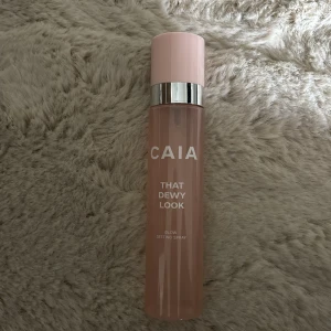 Caia - That dewy look flow setting spray  Säljs för att jag fick två stycken  Mer än hälften kvar 