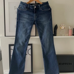 Ett par mörkblå bootcut jeans med strech från märket Mavi! - Jeansen är i superbra skick, använda två gånger! Sitter också superfint på kroppen med en lite lägre midja, långa i benen och utsvängda! Nypris 699 kr!👖