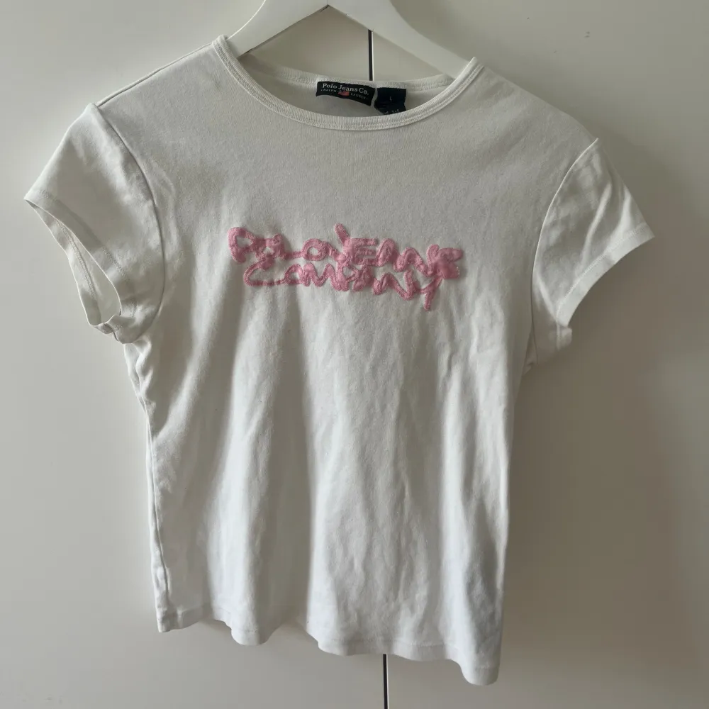 T-shirt med rosa tryck, storlek L i barn alltså typ 164/170, skriv för fler bilder☺️. T-shirts.