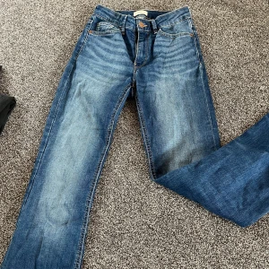 Blåa jeans  - Säljer mina blåa jeans då dom är för korta. Jag tror dom är flare och mid waist. Skriv för fler bilder 💕