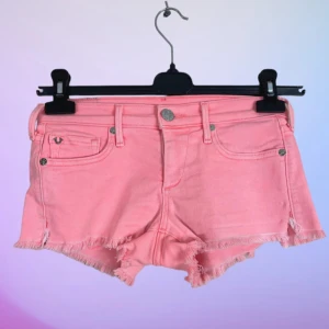 ROSA TRUE RELIGION SHORTS  - Super snygga Statement Piece shorts från True Religion 