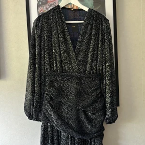 Maje - Runnylo klänning - Säljer nu denna fina klänning från maje. Superfin klänning som passar perfekt till ett festligare tillfälle. Klänningen är helt ny med även etiketten kvar. Klänningen är testad ett fåtal gånger! Jag säljer klänningen för 2600kr, pris kan diskuteras!