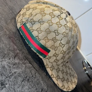 Gucci keps - Tjena! Säljer en Gucci keps i skick 8,9/10