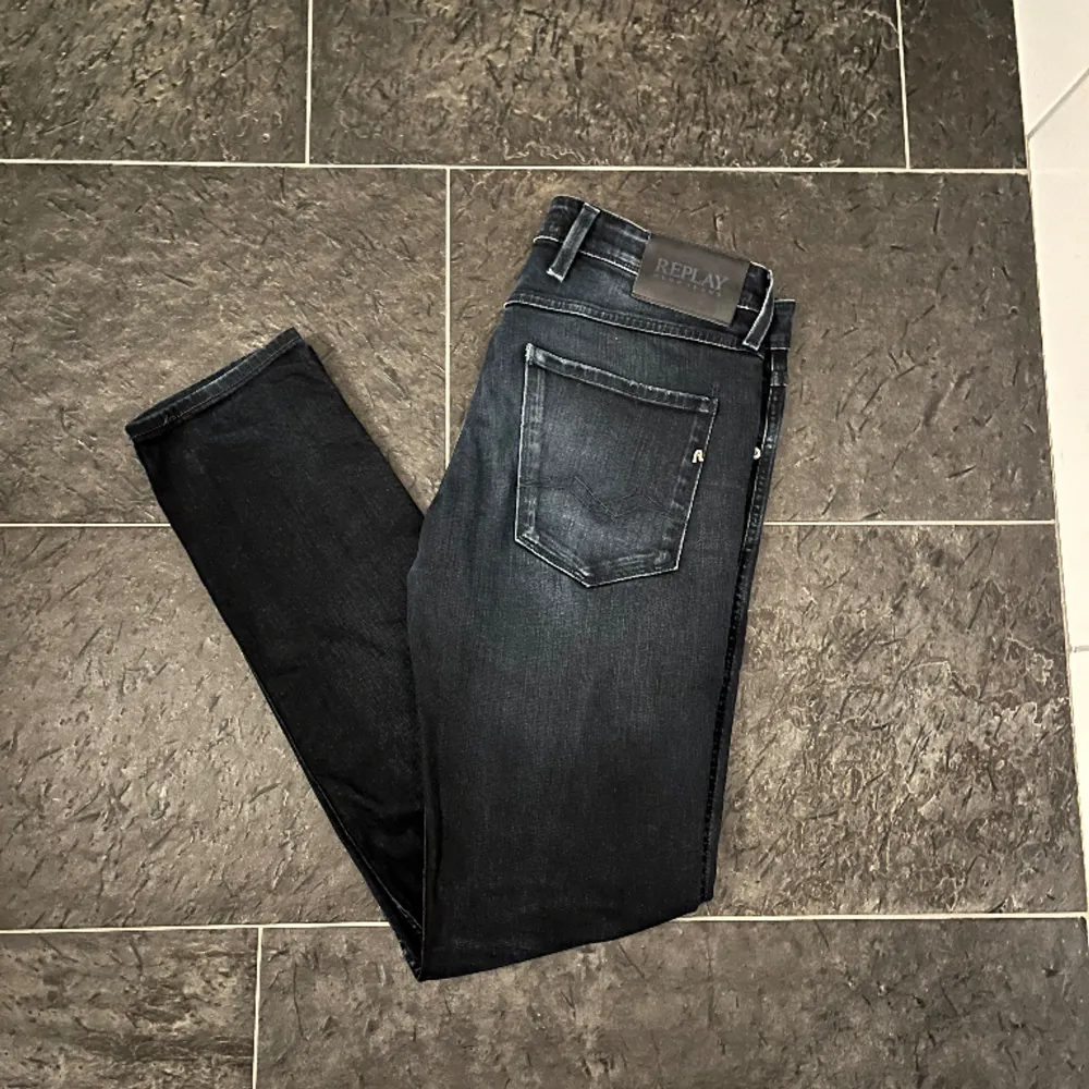Ett par Replay Anbas jeans med en grymt skön passform och ett skönt par jeans. Dem är mörkblåa med en tvättad färg över låren då dem är i storlek 32 på längden och 34 på bredden över midjan. Ett absolut dröm par inom jeans! . Farkut & Housut.