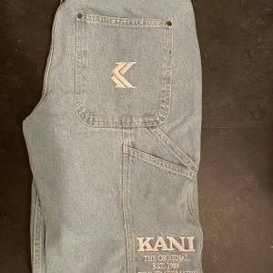 Jättesnygga Karl Kani jeans som jag använt en gång bara. De är storlek L och de sitter snyggt som tusan. Modellen är lite ”baggy”. Det finns många liknande modeller på zalando. 