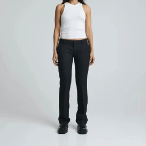 Vera kostymbyxor  - Från bikbok. Nypris 500kr. Anvönda endast 1 gång. De är väldigt små i storleken så skulle säga att de passar som en 38