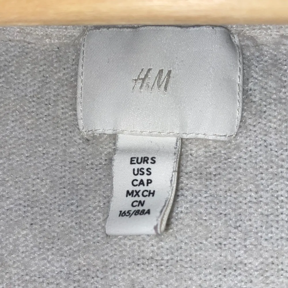 Vit stickad tröja från H&M. Använd ett fåtal gånger, men lite nopprig vilket syns på bilderna🤍. Tröjor & Koftor.
