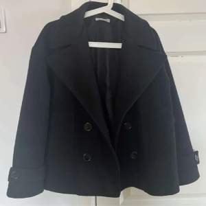 Intressekoll på min design by si kappa i svart, den är endast använd hösten 2023 & är i bra skick! Hör av dig vid frågor 🩷(första bilden lånad) 