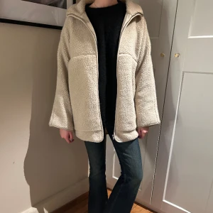 Teddy jacka  - Mysig Teddy Jacka som ej kommer till någon användning! Jackan är i storleken xs men sitter som en M/L🩷