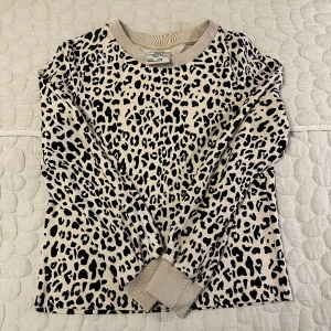 Baum und Pferdgarten leo set - Set med långärmad tröja och medellång kjol. Kjolen har dragkedja bak så man kan dra upp eller ner (se bild). Kjol i storlek S, tröja i storlek XS (men är som en S). Båda delarna kostade ca 1200 kr nytt.