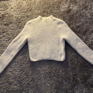 Vit fluffig tröja - Fluffig, croppad tröja från gina tricot i strl S. Har haft tröjan i ungefär ett år men har upplevt den som lite kort för mig, därav har den används få gånger och är fortfarande i bra skick 