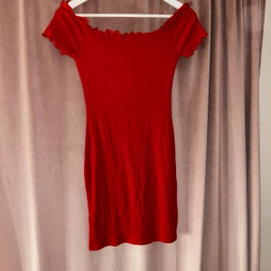 Röd Off-Shoulder klänning  - Röd ribbad klänning💄Storlek S/XS💄Bra skick