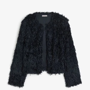 Svart pälsjacka  - Denna svarta jackan i storlek (S)  är ifrån HM och den är slutsåld , köpte för 599 men säljer för 360kr den är inte använd och därmed är prislappen kvar. Om du är intresserad så skriv till mig så skickar jag bilder när jag har den på mig 🩷