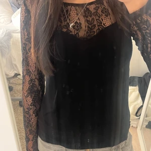 Långärmad tröja med spets  - Fin långärmad tröja med fina spets detaljer längst armarna och vid bröstet. 🙌💗🥰