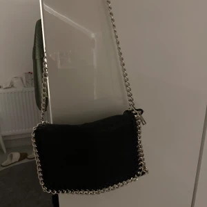 Tiamo väska - Svart tiamo väska❤️säljer för den inte kommer till användning och har en annan! Inga defekter alls! Köpt för 550kr!!