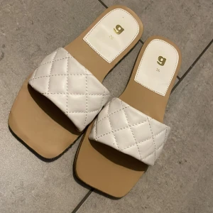 Platta tofflor  - Nya och oanvända platt tofflor, i storlek 36 från Gina Trico. 