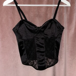 Svart topp🖤 - Svart topp med spets framtill🖤Storlek S🖤 Har används endast 1 gång. 