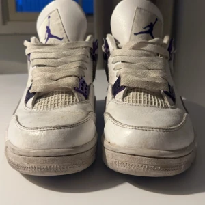 Jordan 4 metallic purple - Fina jordans som är i ett bra skick. Köpta i 2022 för 1500kr . Dessa är AA kopior och ingen kommer märka att de är kopior. Ena sko snöret är lite sönder och färgen börjar lossna lite men annars är den i bra skick 