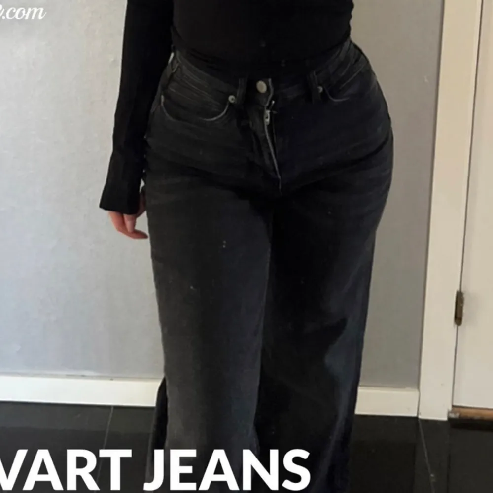 Ett par svarta jeans som är helt nya skrift använda säljer för det inte är min stil längre. De är från madlady och kostar 800kr normalpris. Jeans & Byxor.