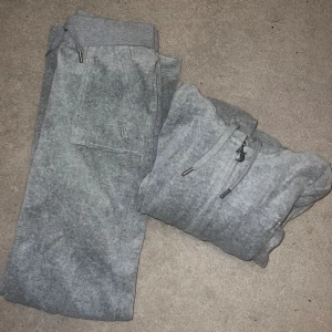 Grått juicy sätt ❤️‍🔥 - Säljer mitt gråa juicy sätt då det aldrig används och är som i nyskick. Nypriset är 2400 och jag säljer för 1500. Priset kan däremot diskuteras. Koftan är i storlek S och byxorna i storlek XS men passar även en S. 