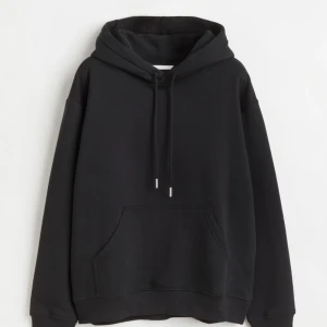 Svart hoddie - Svart hoddie från H&M  Sparsamt använd så den har inga defekter på användning!❤️  Storlek. XS Pris: 90kr + frakt  Kontakta mig för frågor eller egna bilder💕