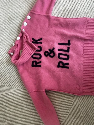 Rosa Zadig tröja  - En snygga zadig Voltaire rosa stickad tröja i storlek 14 år. Tröjan är som ny men kommer inte till användning om ni vill ha bilder på hur den ser ut på skriv privat!💕
