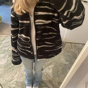 Jacka/ fleece - Säljer nu denna superfina och trendiga fleecen från Hm. Jättebra skick och knappt använd.❤️