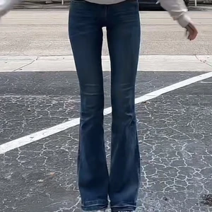 Bootcut, midrise jeans från Lois - Blåa jeans från Lois. De är normala i storleken, töjbara men blir återigen tajta efter man tvättar. Bootcut, midrise. W28, L32