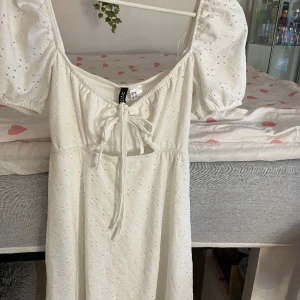 Superfin Vit klänning - Super fin vit klänning ifrån h&m. Perfekt till sommaren! I storlek Xs, den väger 295 gram så frakten blir 72 kr🫶🏼