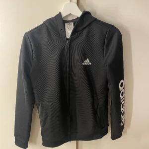 Adidas jacka  - Använd fåtal gånger 