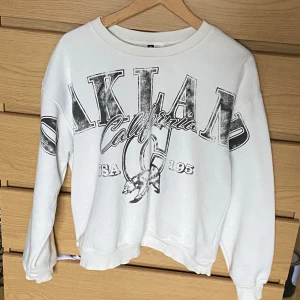 Sweatshirt - Fin sweatshirt från h&m med tryck🤍Köpt för något år sedan och i storlek S, skriv för frågor eller fler bilder!!