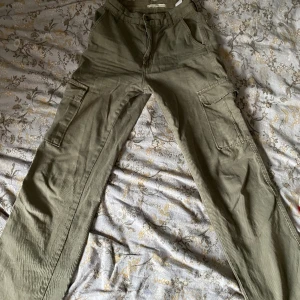Cargopants - Fina gröna cargopants som är raka i modellen, från Stradivarius! Köpta för cirka ett år sedan och i väldigt fint skick🤍 Säljer för att de har blivit för små för mig <3