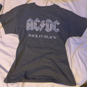ACDC TRÖJA MERCH - SKRIV FÖRST, JAG SVARAR SNABBT  Fett snygg acdc tröja, aldrig använt Tvättad innan postningen Assss snygg 🙏🙏🔥🔥‼️ (Jag har hundar ifall du e döttsallergisk) köp gärna, min leverans e skit snabb