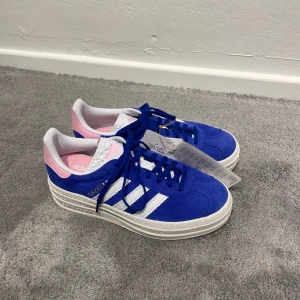 Adidas Gazelle Bold - Adidas gazelle skor, höga. Oandvända endast provade. Storlek 36. Lappen kvar. Skriv vid intresse.☺️