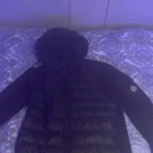 Monclear cardigan  - En skön monclear cardigan som jag inte använder längre. Jätte bra skick. Kan inte träffas. Butiks pris 10 tusen 