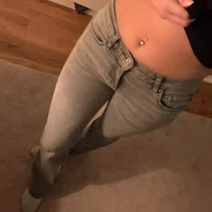 Low waist bootcut jeans från Ginatricot storlek 34, jag är ca 169 och de går precis ner till marken på mig, inga defekter, använda 1 gång, säljer för 300kr exklusive frakt (köpta för 500kr) 