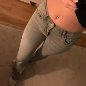 Low waist bootcut jeans  - Low waist bootcut jeans från Ginatricot storlek 34, jag är ca 169 och de går precis ner till marken på mig, inga defekter, använda 1 gång, säljer för 300kr exklusive frakt (köpta för 500kr) 