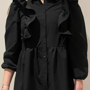 Klänning från Vero Moda  - Svart klänning från Vero Moda. Storlek xs. Oanvänd med lapp på.